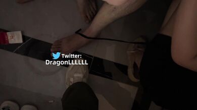 【DragonLLLLLL】顶级SDOM调教大神 调教超多高颜值女神 抓着头发强奸式轮流爆插 女神背地里被调教成精厕2 (2)