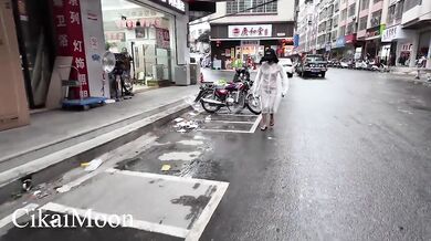 9月新品，天花板露出狂人御姐【cikaimoon】最新作品，白天大胆露出无视路人，调戏老头大叔(6V) (3)